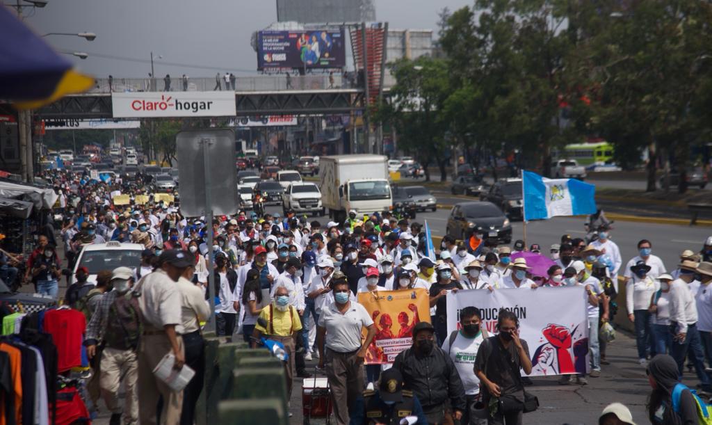 Inicia multitudinaria marcha de la dignidad y autonomía de la Usac