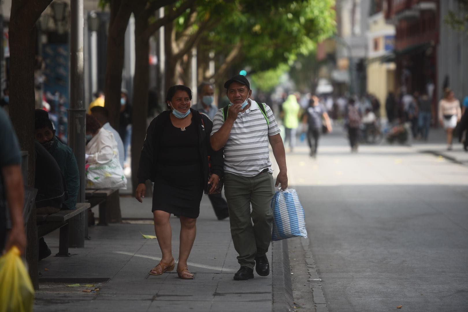 Salud se retracta y elimina uso obligatorio de mascarillas en espacios cerrados