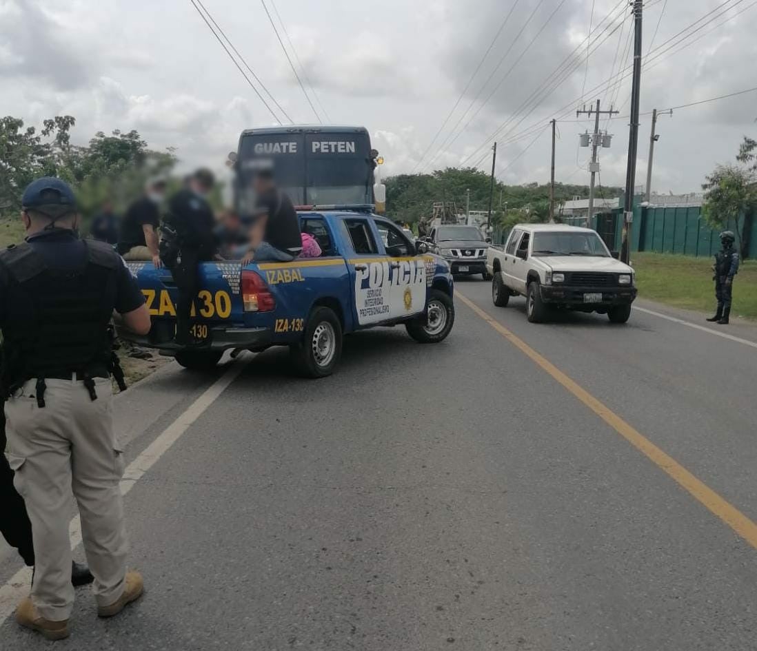 En bus tipo pullman trasladaban a 39 migrantes hondureños en Izabal