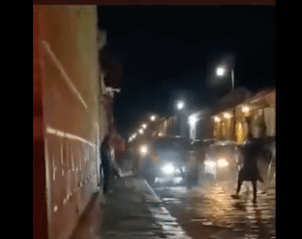 VIDEO. Mujeres y hombres protagonizan pelea campal en Antigua Guatemala