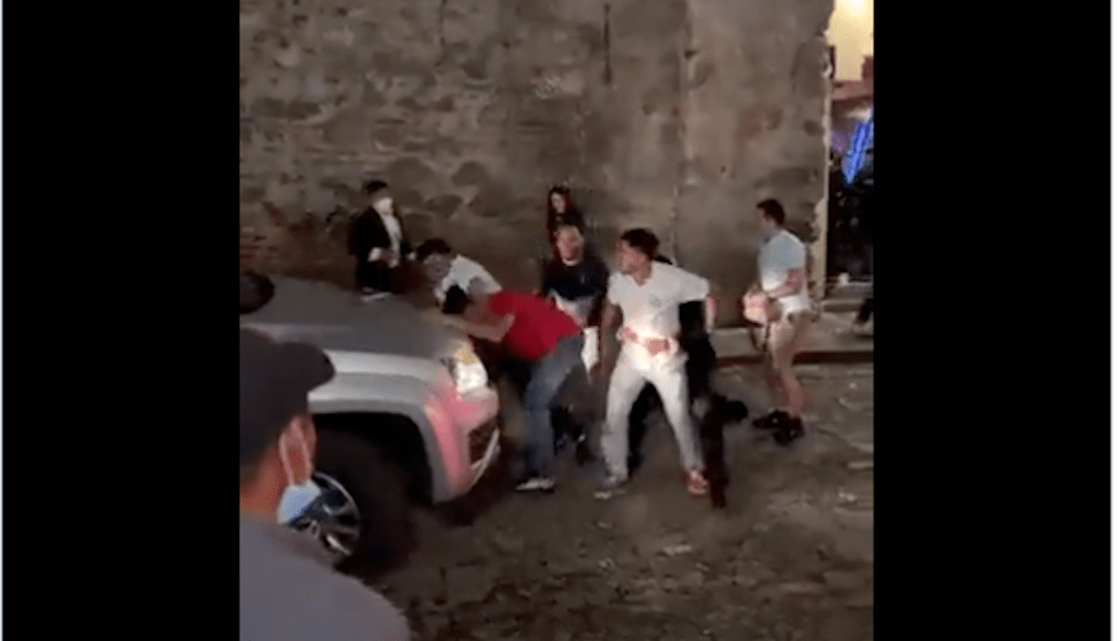 Pelea campal entre meseros y clientes en bar de la Antigua Guatemala