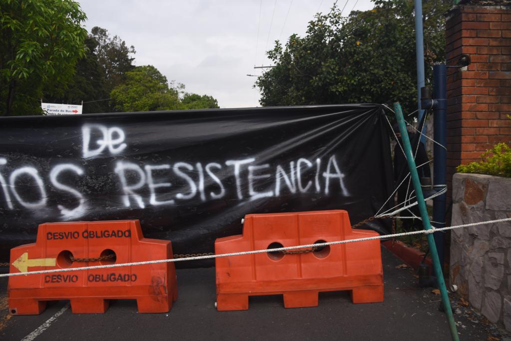 Estudiantes retiran bloqueos en ingresos de la Usac