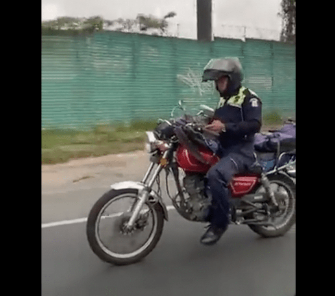 Graban a agente de la PMT de Mixco conduciendo moto sin utilizar las manos