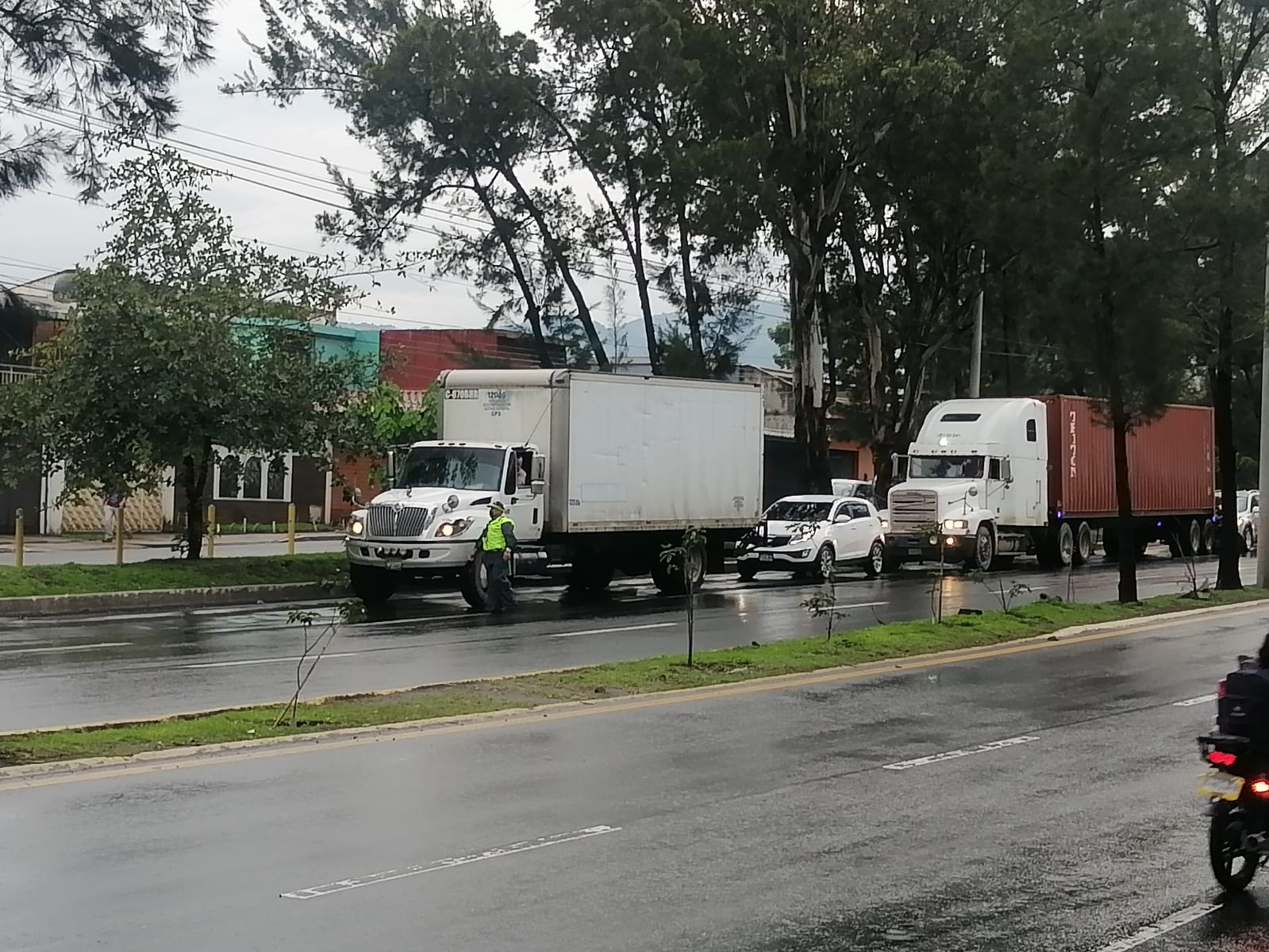 Restringen paso del transporte pesado en puente Enrique Tejada Wyld