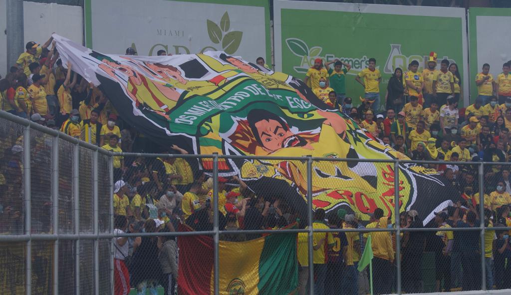 ¡Lleno total! La afición pinta de felicidad el duelo por el ascenso a Liga Mayor