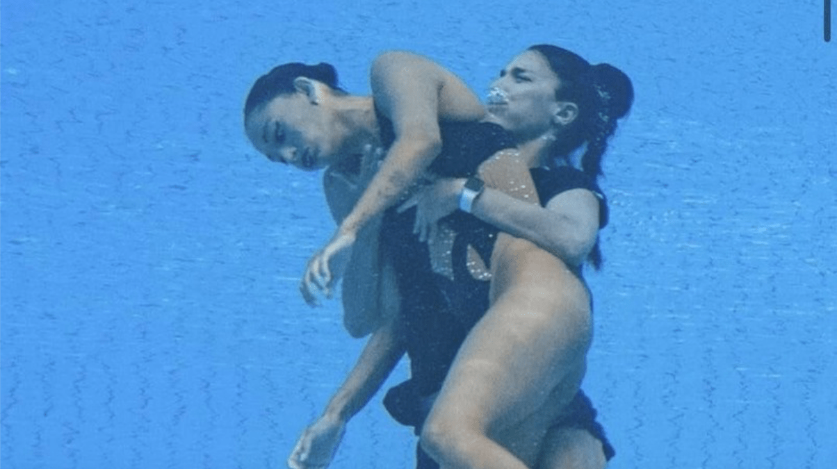 Rescatan a nadadora Anita Álvarez que se desmayó en el agua en el Mundial