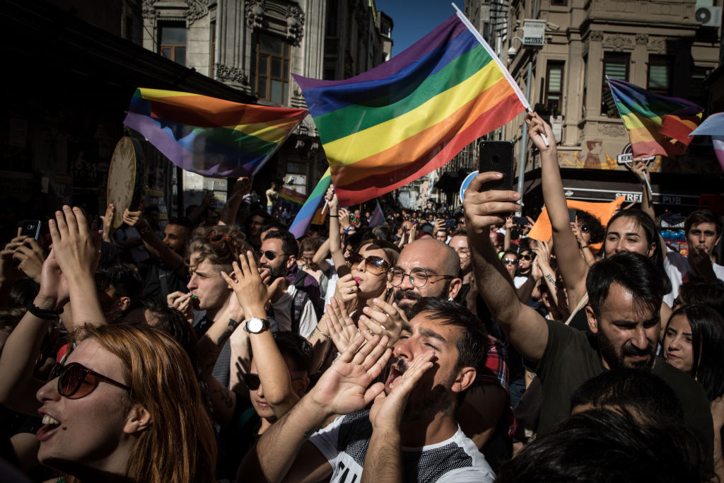 Arrestan a casi 400 personas durante marcha del Orgullo LGTBQ+ en Estambul