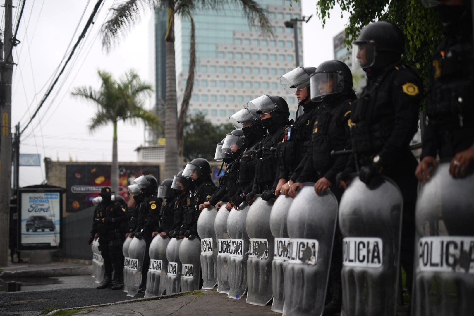 Tensión entre encapuchados y antimotines de la PNC por bloqueo