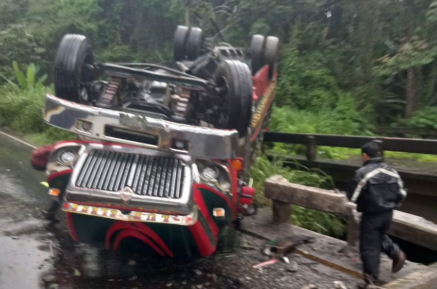 VIDEO. Bus de transporte extraurbano vuelca en ruta a Occidente