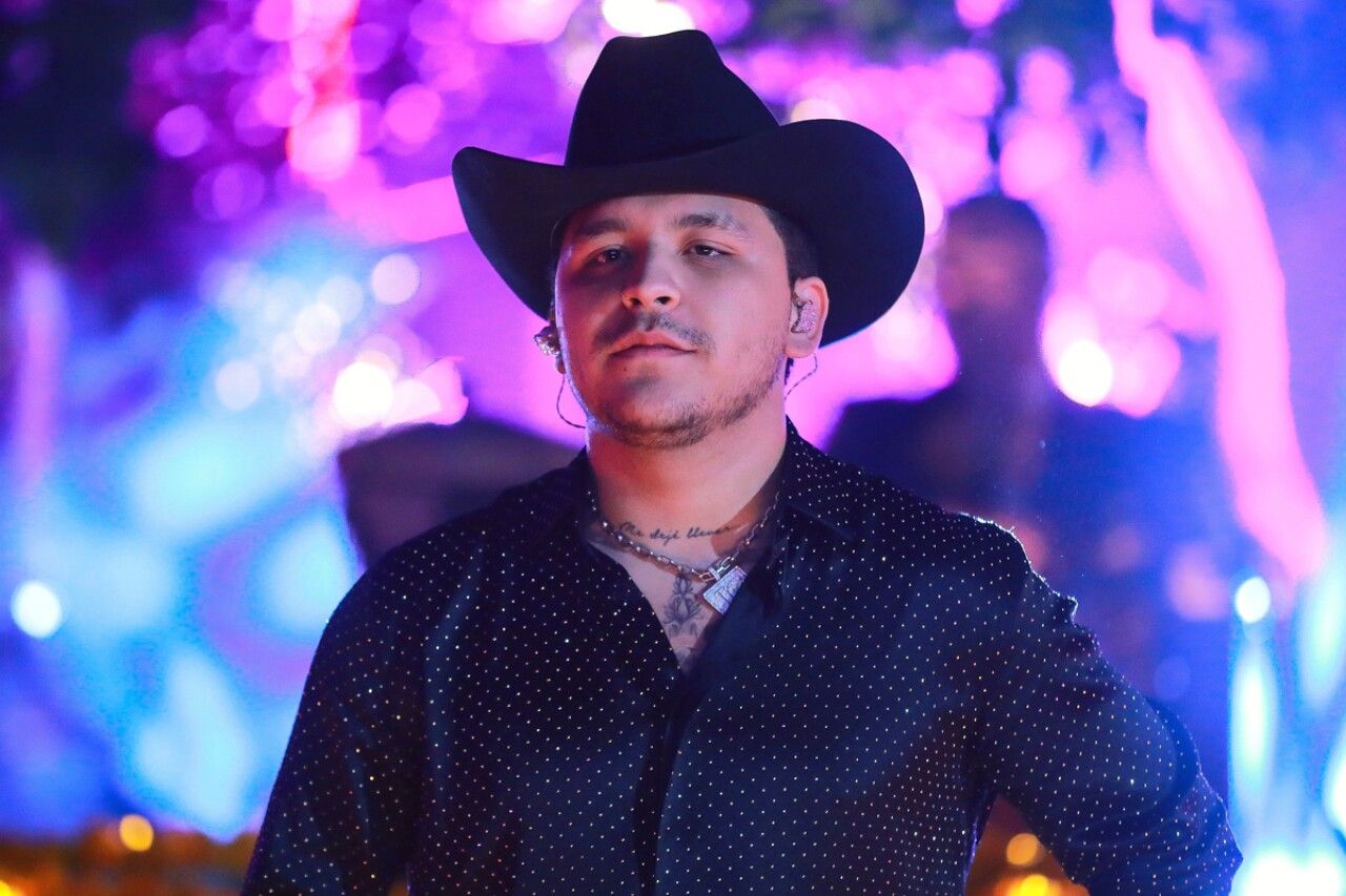 Filtran video de Christian Nodal obligando a una mujer a que lo besara en la boca