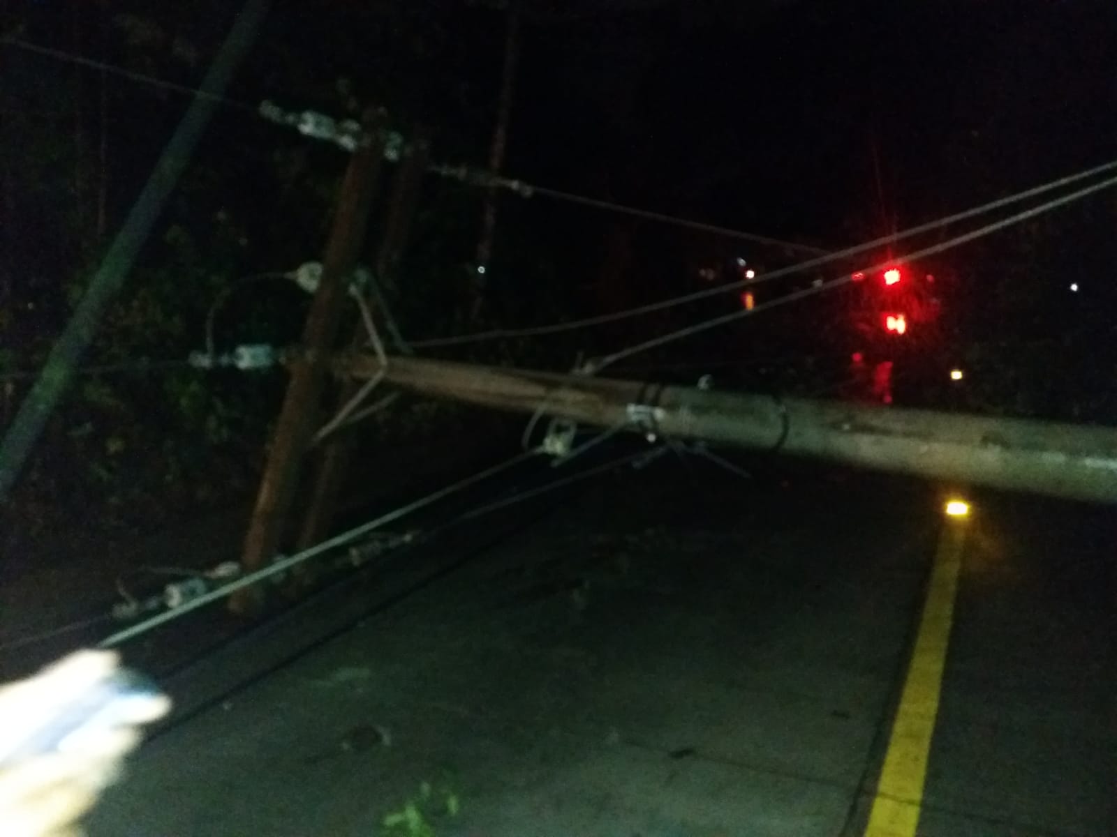 Cuatro postes derribados por emergencia de lluvias en Sacatepéquez