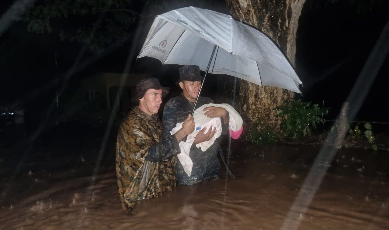 Ríos se desbordan en Jutiapa y cientos de personas son evacuadas