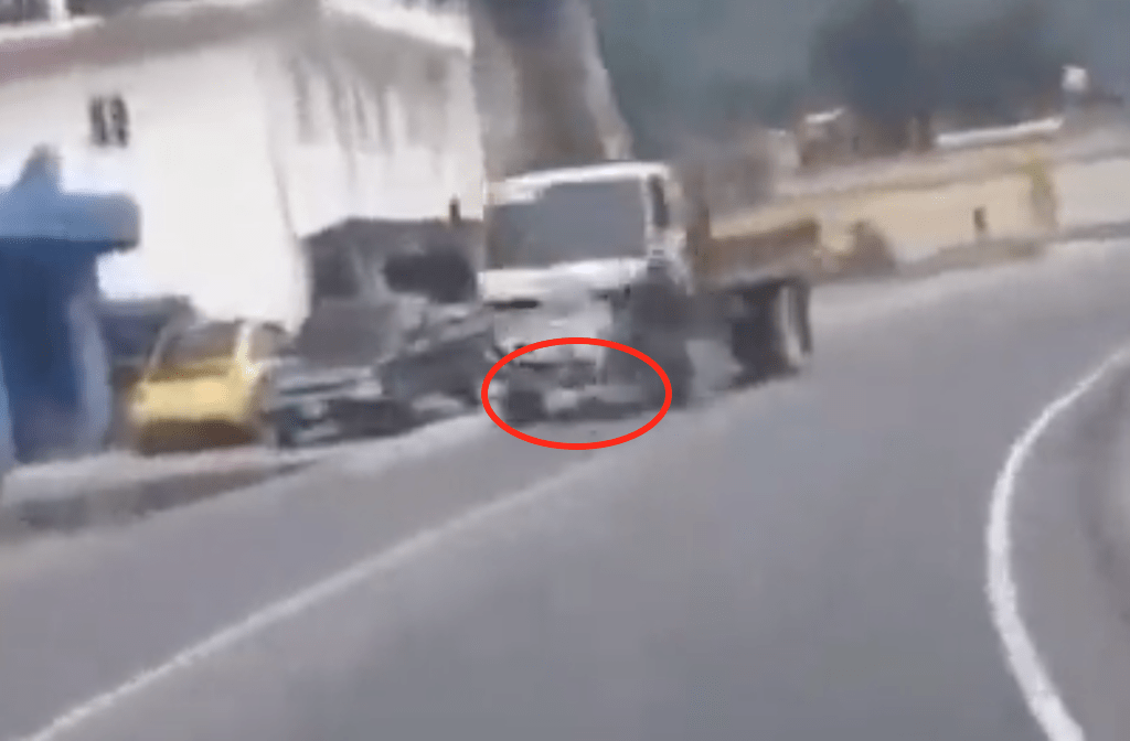 VIDEO. Motorista impacta de frente contra un camión en Totonicapán