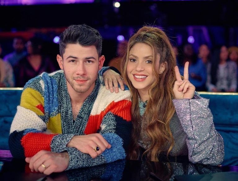 Shakira genera debate tras mover sus sensuales caderas a Nick Jonas