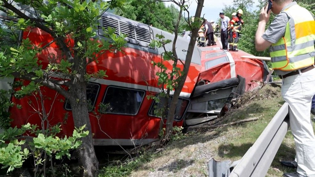 VIDEOS: Tren descarrila y deja 4 muertos y 30 heridos