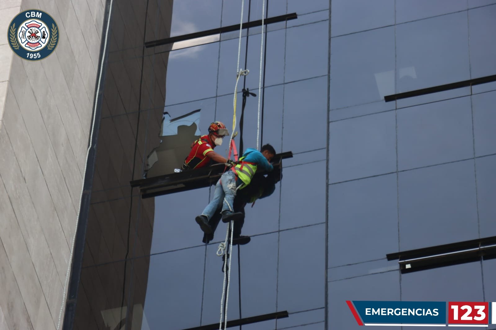 Bomberos rescatan a hombre que quedó colgando de un noveno nivel