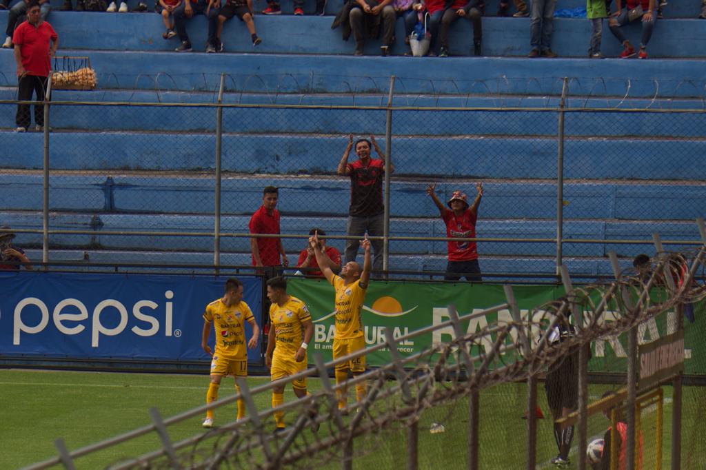 La tormenta goleadora de Cobán arrasa a Municipal en la primera fecha del Apertura 2022