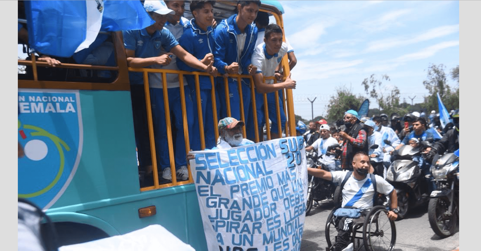 VIDEO. Aficionado en silla de ruedas sigue a la selección Sub-20