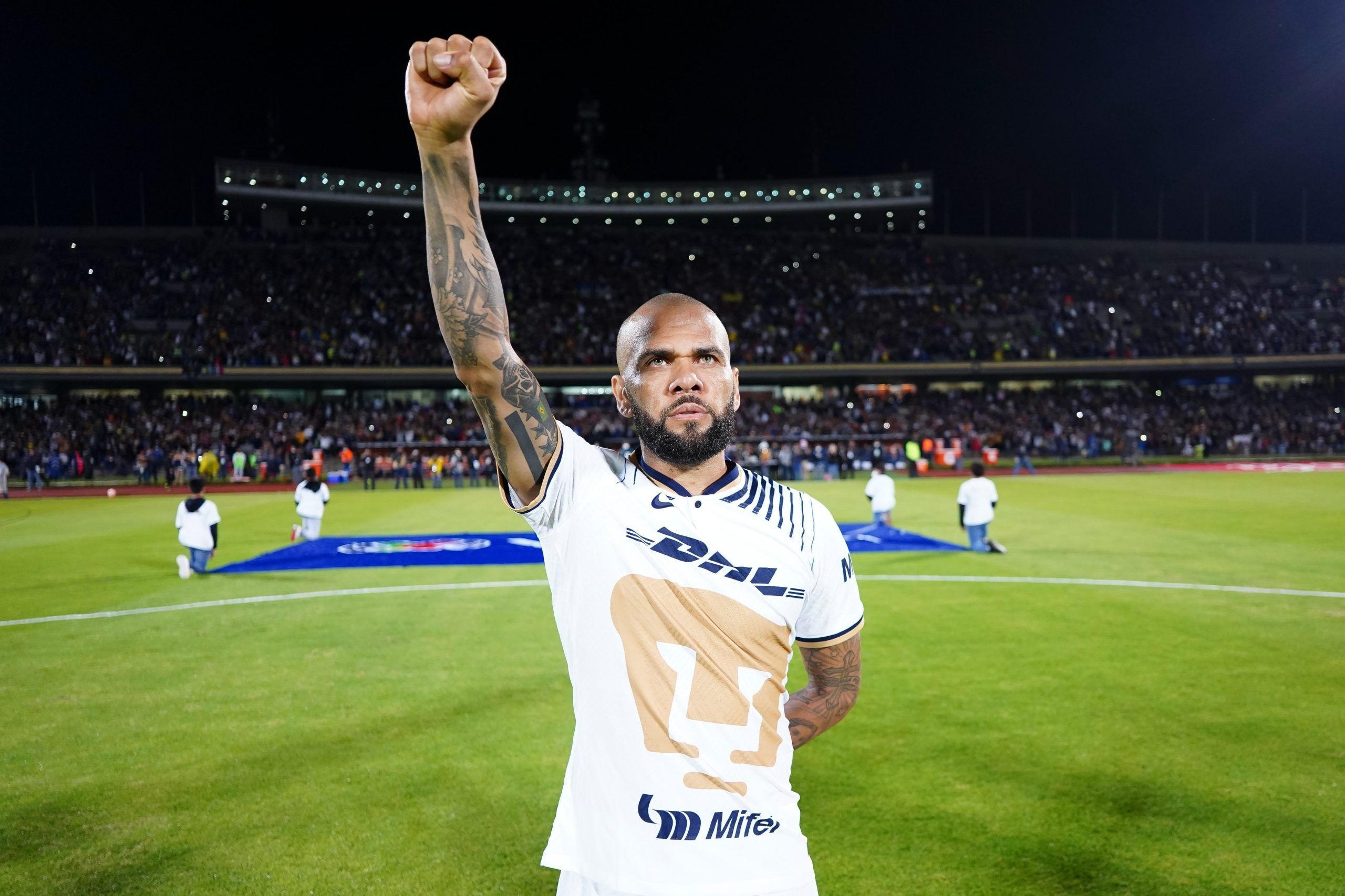 VIDEO. Dani Alves debutó con Pumas y colaboró en la anotación del empate