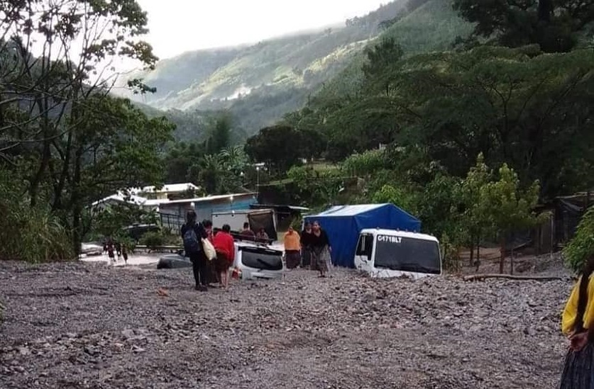 VIDEO. Vehículos quedan atrapados por deslizamiento en Alta Verapaz