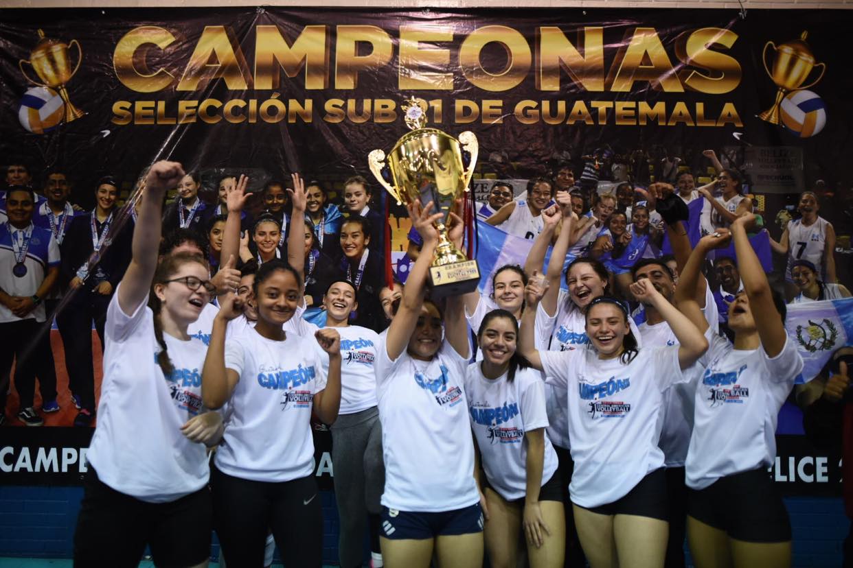 Selección juvenil de voleibol celebra el triunfo obtenido en el Campeonato Centroamericano