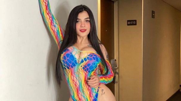 Karely Ruiz desata la lujuria con candentes fotos con otra mujer en la cama