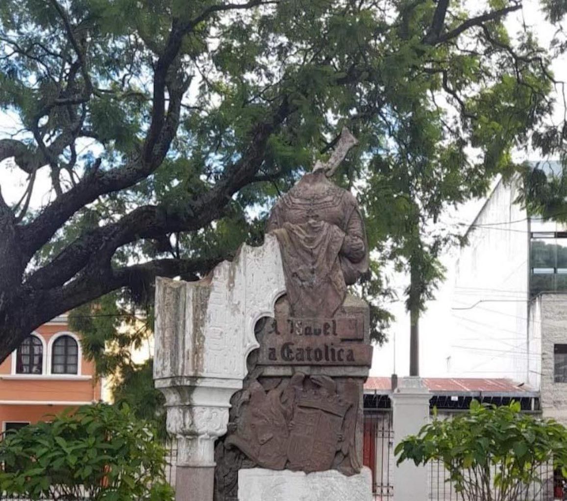 FOTOS. Decapitan monumento a Isabel la Católica