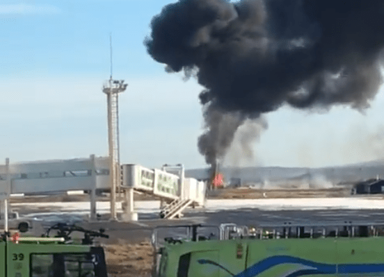 VIDEO: Avión se sale de la pista y se incendia; hay cuatro muertos