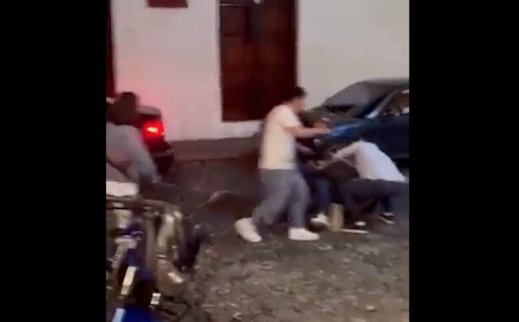 VIDEO. Brutal pelea callejera en las calles de la Antigua Guatemala