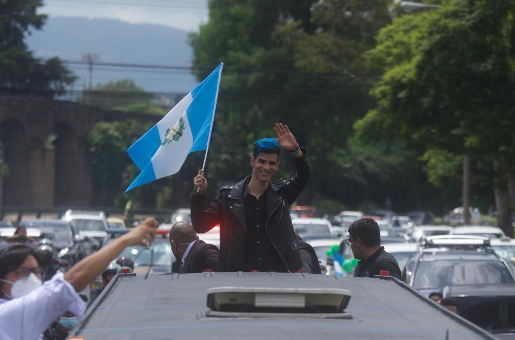 Entre carteles, regalos y ovaciones, chapines dan la bienvenida a Nelson Carreras