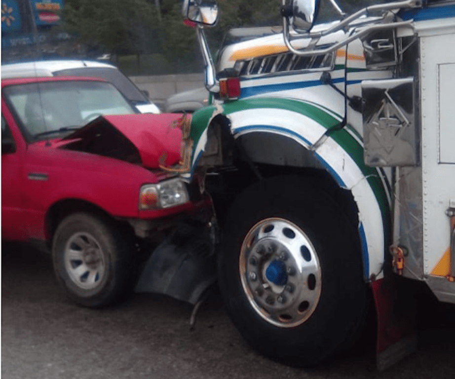 VIDEO. Bus se sale de la vía y choca contra tres vehículos en Vista Hermosa