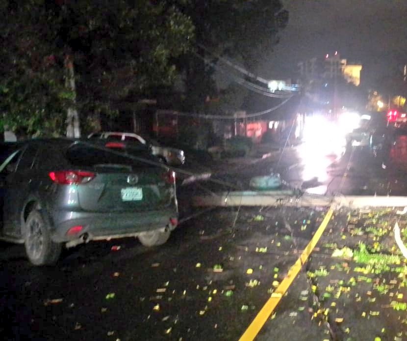 En la avenida Mariscal y 26 calle zona 11, un vehículo chocó contra un poste.