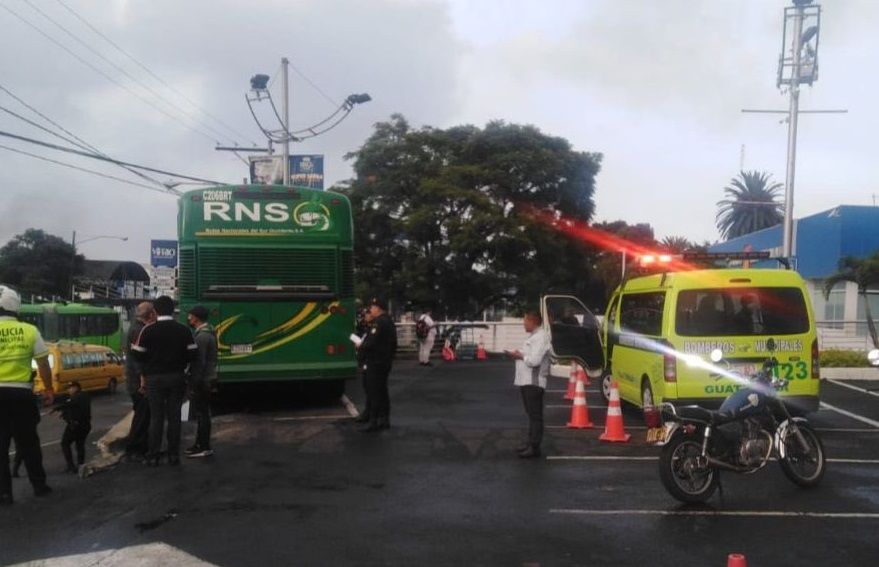 Piloto sufre ataque armado en parqueo de centro comercial