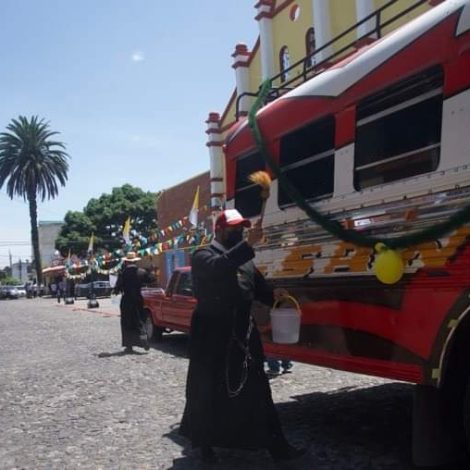 Bendicen autobuses en honor al Día del Piloto. / Foto: Omar Solis