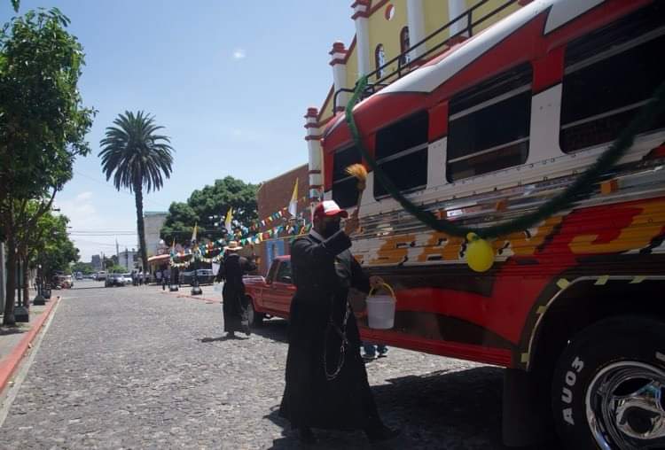 Bendicen autobuses adornados por el Día del Piloto