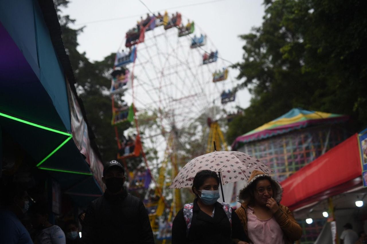 Con sombrilla en la Feria de Jocotenango