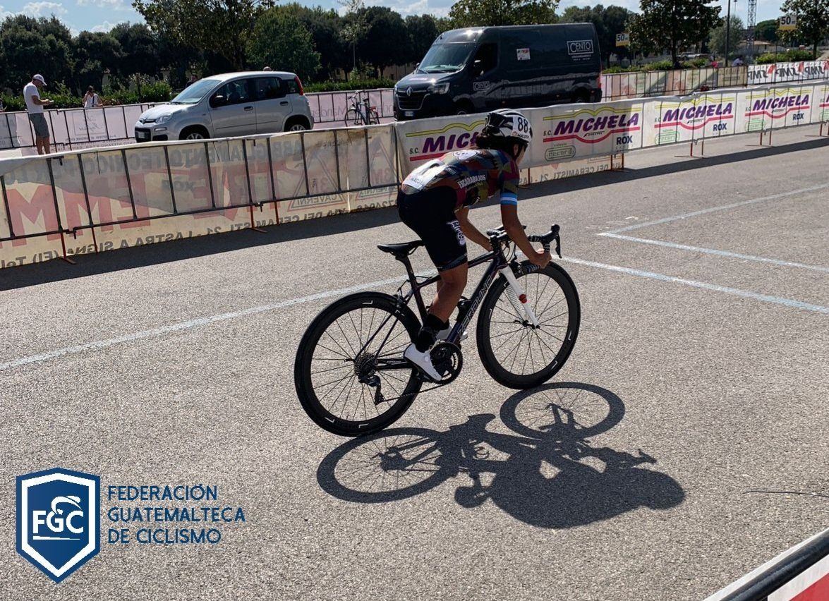 La ciclista guatemalteca Gabriela Soto sufre fuerte caída en el Giro de la Toscana