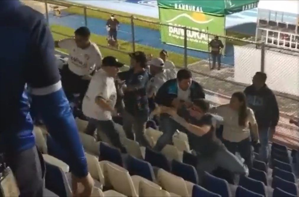 VIDEO. Grupo de aficionados cremas se van a los golpes tras empate ante los rojos