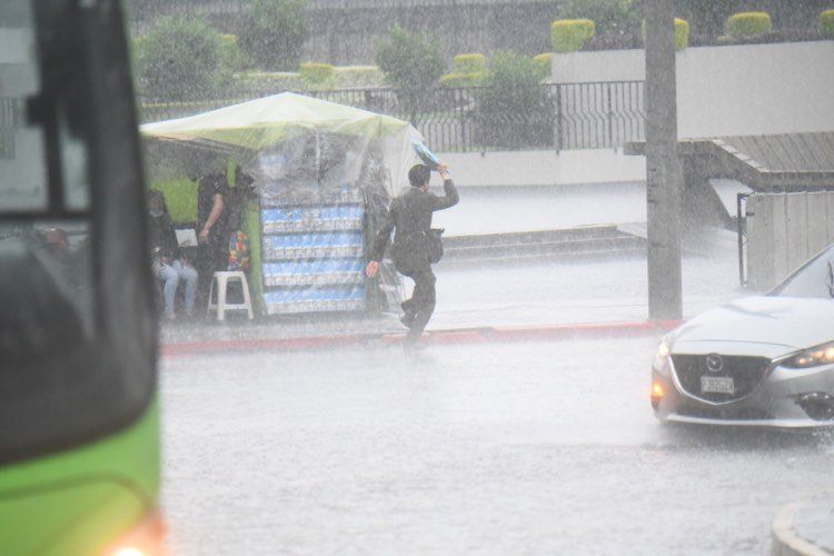 Lluvias dejan varias inundaciones en la ciudad capital