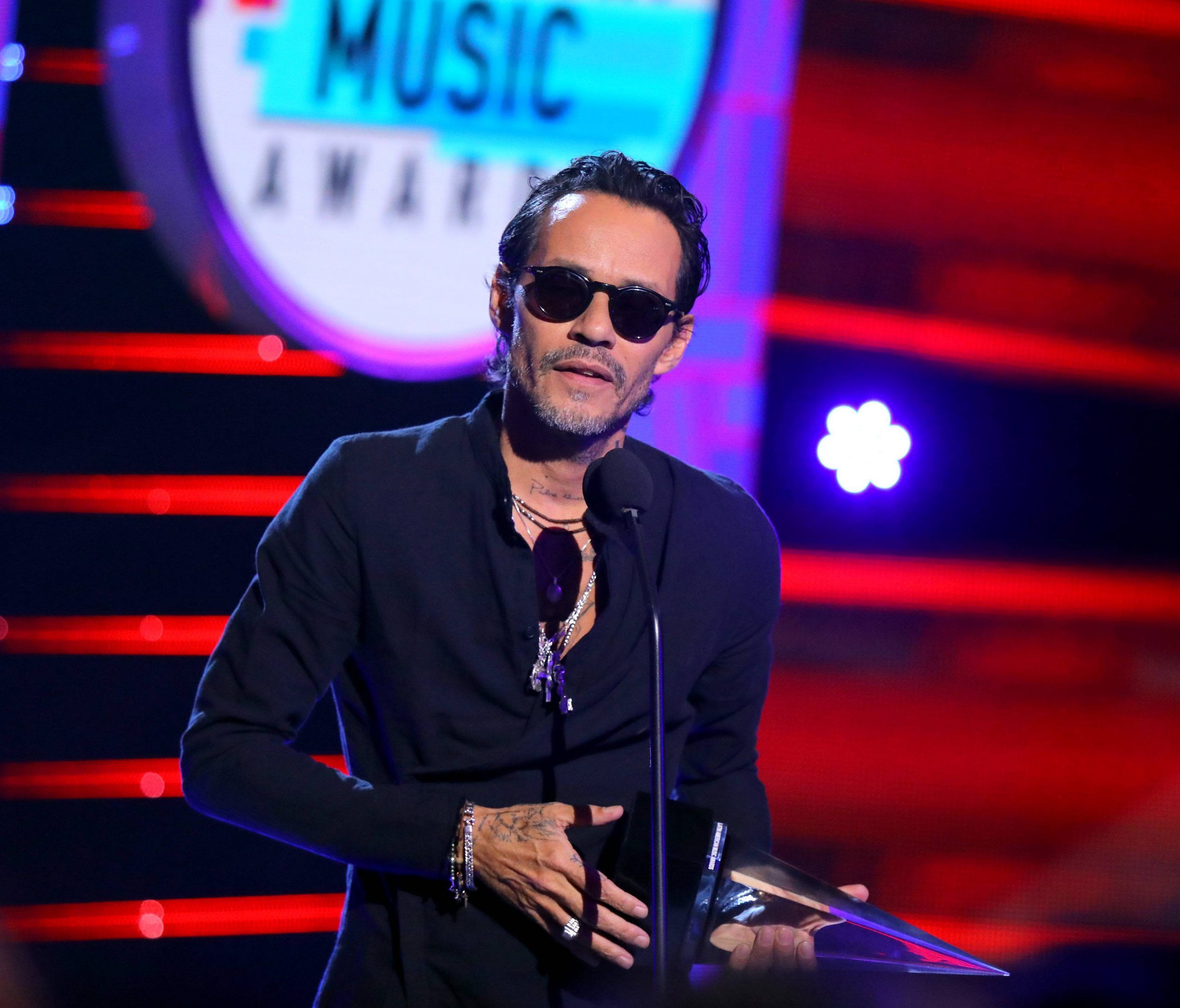 VIDEO. Marc Anthony fue golpeado con una botella en pleno concierto