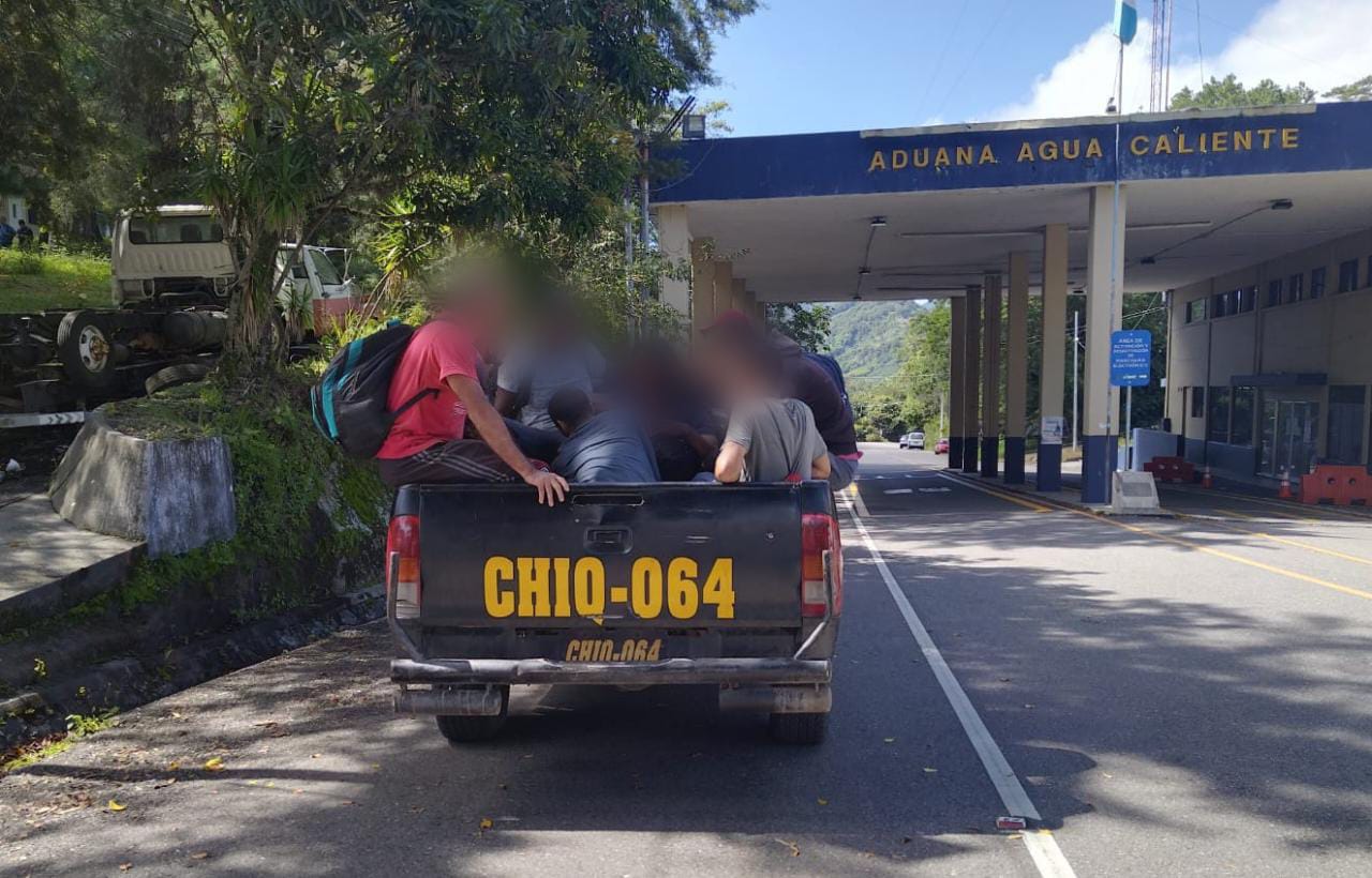 Sorprenden a migrantes en carretera de Chiquimula