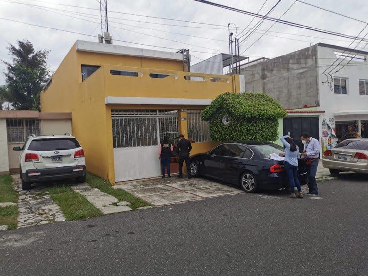 Violencia en San Cristóbal: Hombre captado agrediendo a pareja presenta memorial