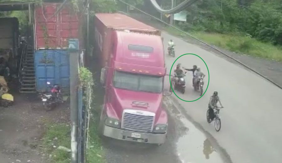 VIDEO. Mujer que se conducía en moto es asesinada en Santo Tomás de Castilla