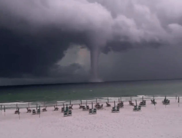 VIDEO: Graban gigantesca tromba marina en una playa de Florida