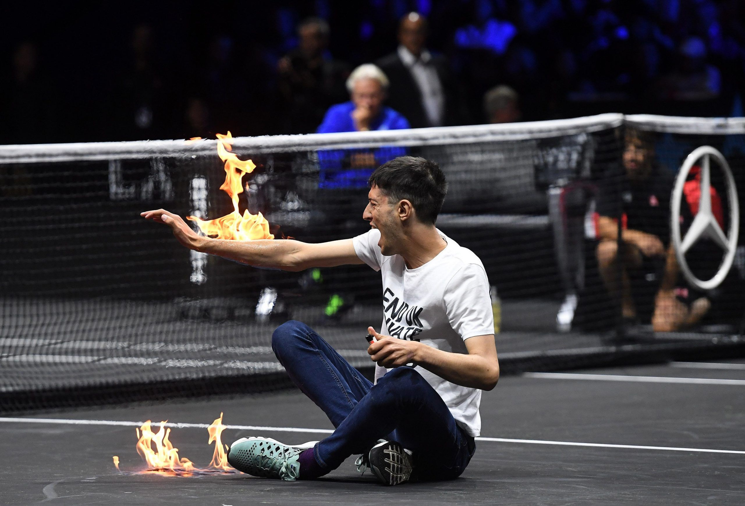 VIDEO. Activista se incendia el brazo en pleno partido de la Laver Cup