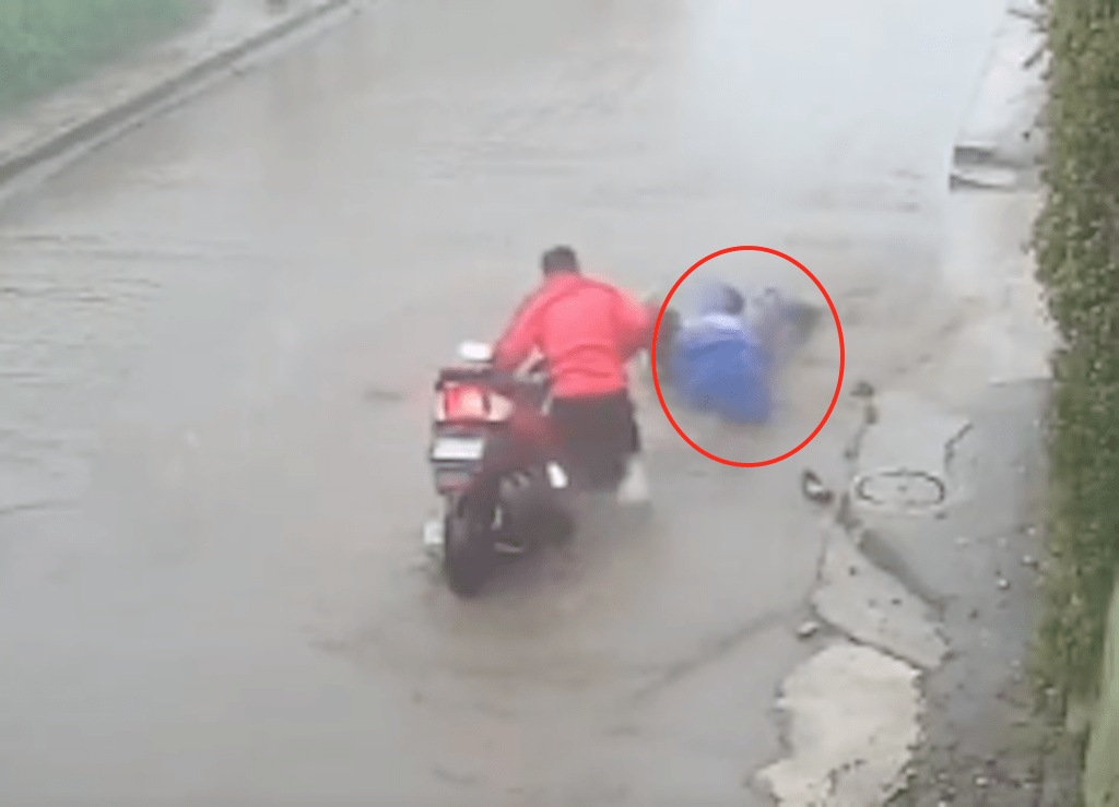 VIDEO. Motorista y su acompañante caen en enorme bache en Sacatepéquez