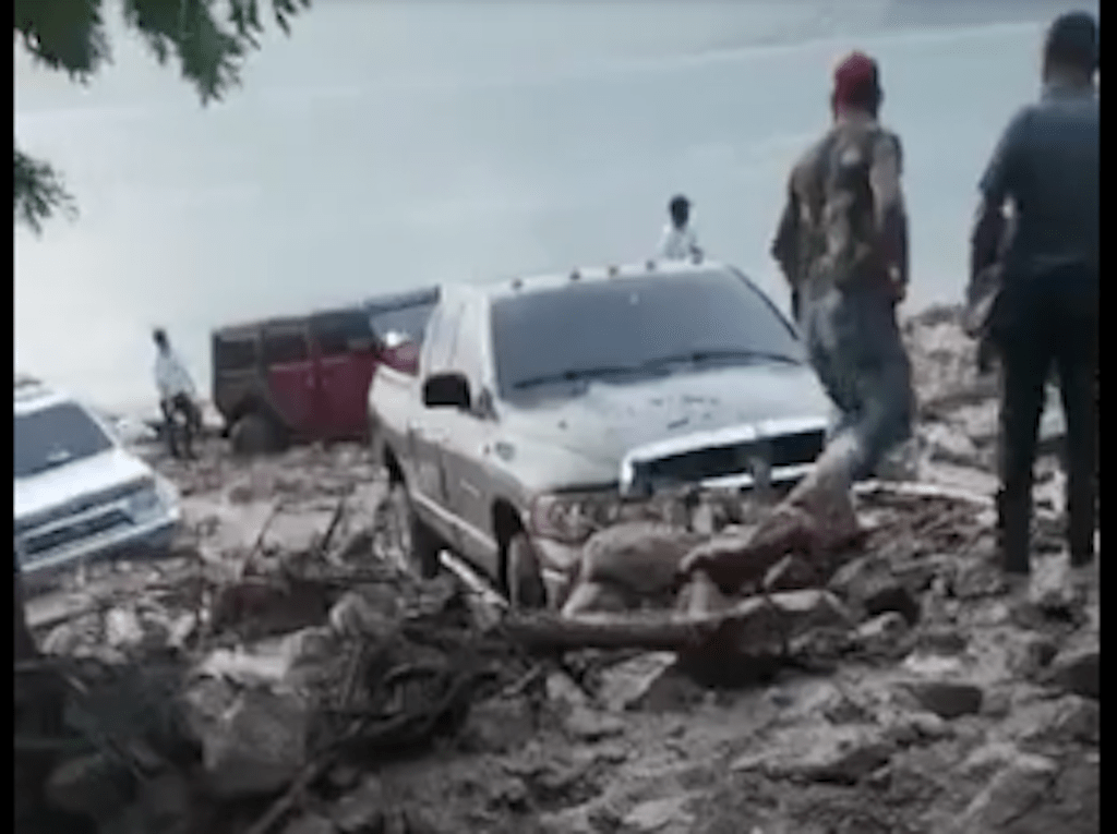 Videos muestran carros entre rocas y lodo en laguna de Ayarza