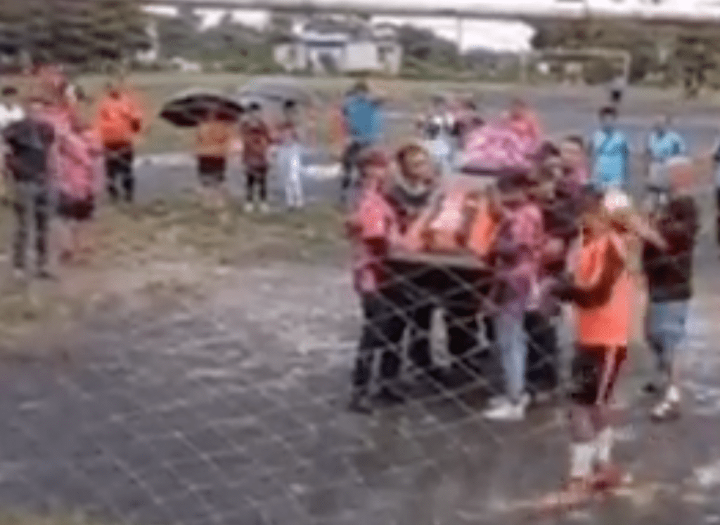 Llevan ataúd a campo de futbol para que amatitlaneco anote su último gol