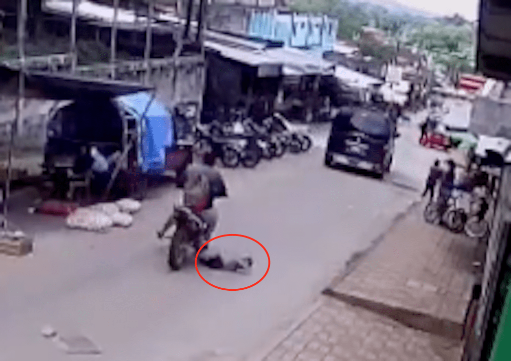 VIDEO. Momento en que motorista atropella a niño en Chisec