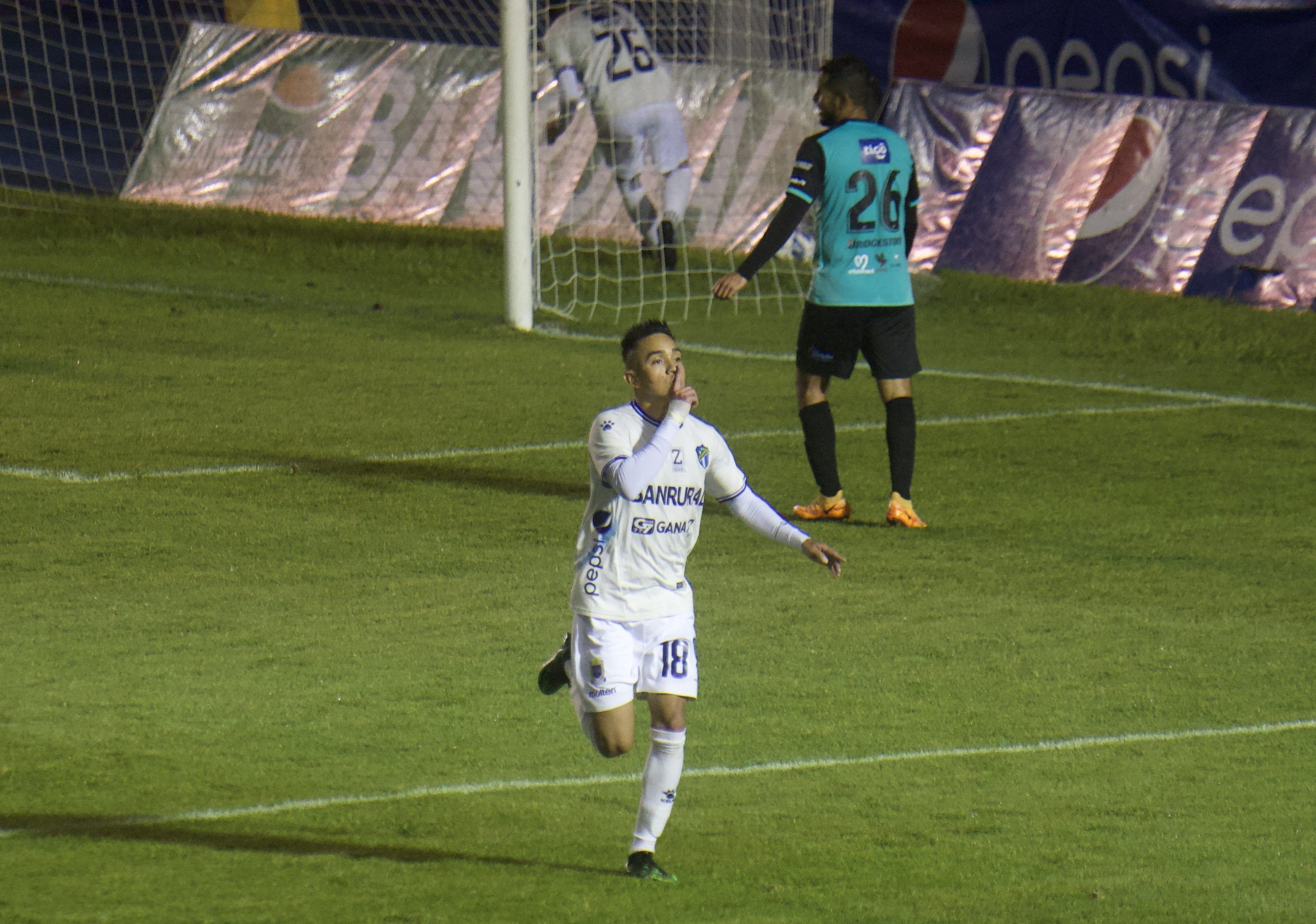 Las reacciones en redes sociales al gol de volea de Santis: «Una joya de gol»